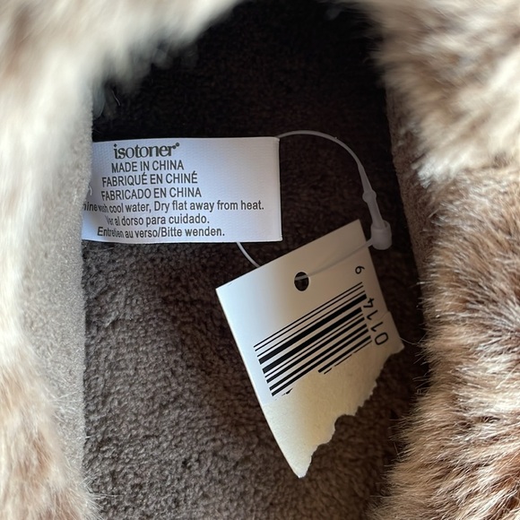 Isotoner Slippers CHEETAH Memory Foam Hoodback ECO Comfort Women’s Sz 9.5-10 NWT - Picture 8 of 12